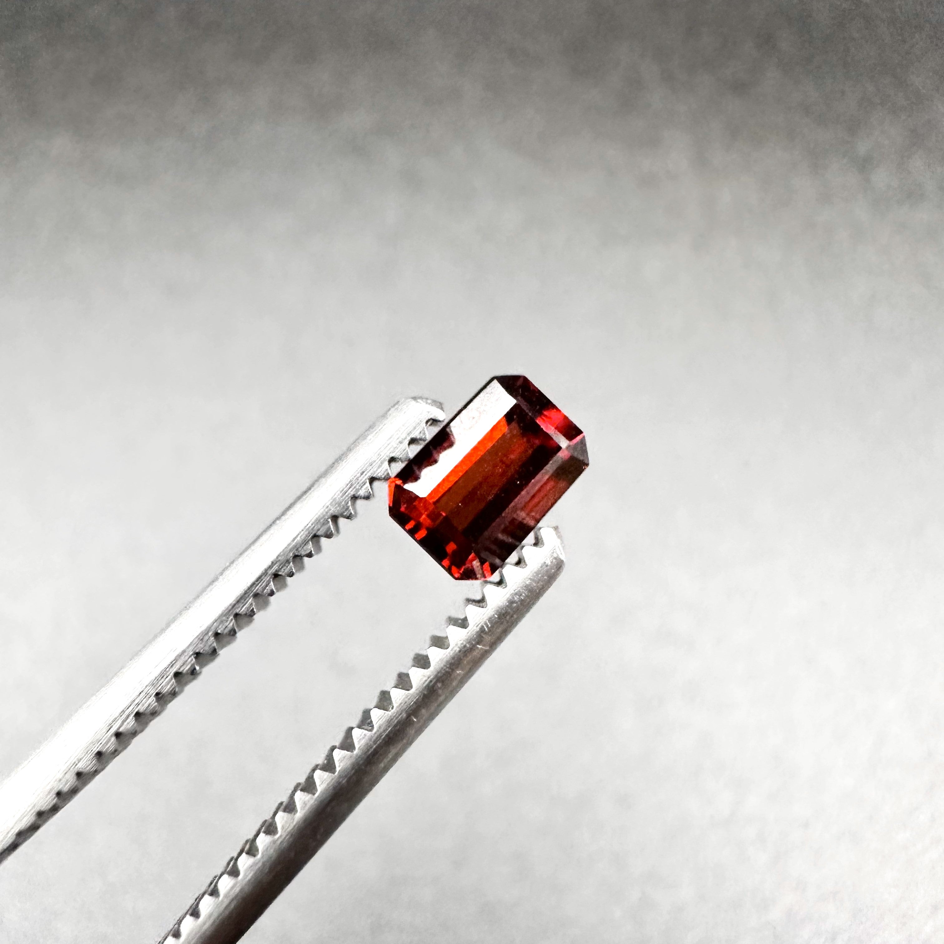 Natural Red Garnet - 0.95ct - Oval Faceted Cut