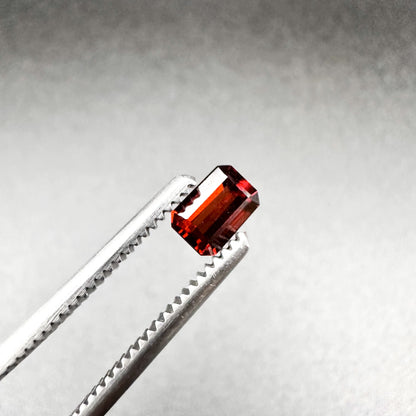 Natural Red Garnet - 0.95ct - Oval Faceted Cut