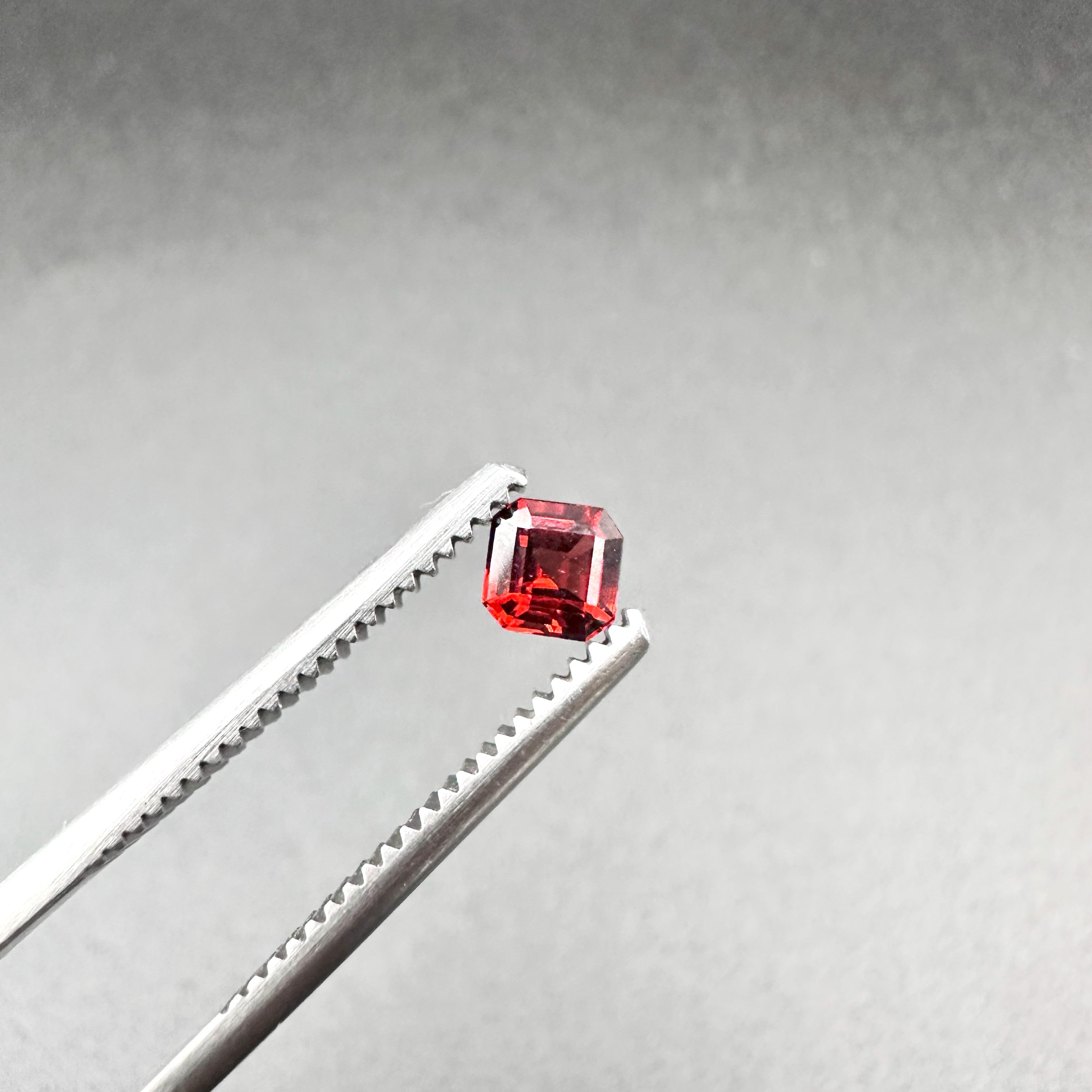 Natural Red Garnet - 0.60ct - Oval Faceted Cut